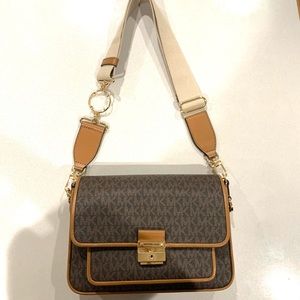 Michael Kors ~ Bradshaw Medium Camera Bag